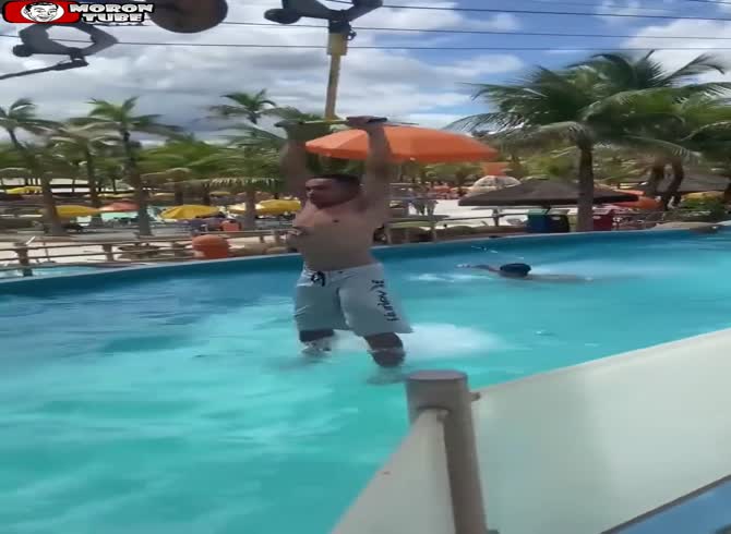 Video :He visits a water park despite not being able to swim!